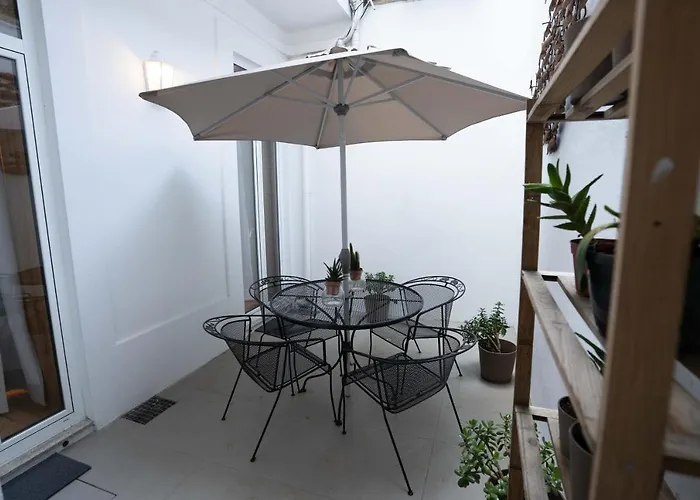 Апартаменты Downtown Relaxed With Private Yard *